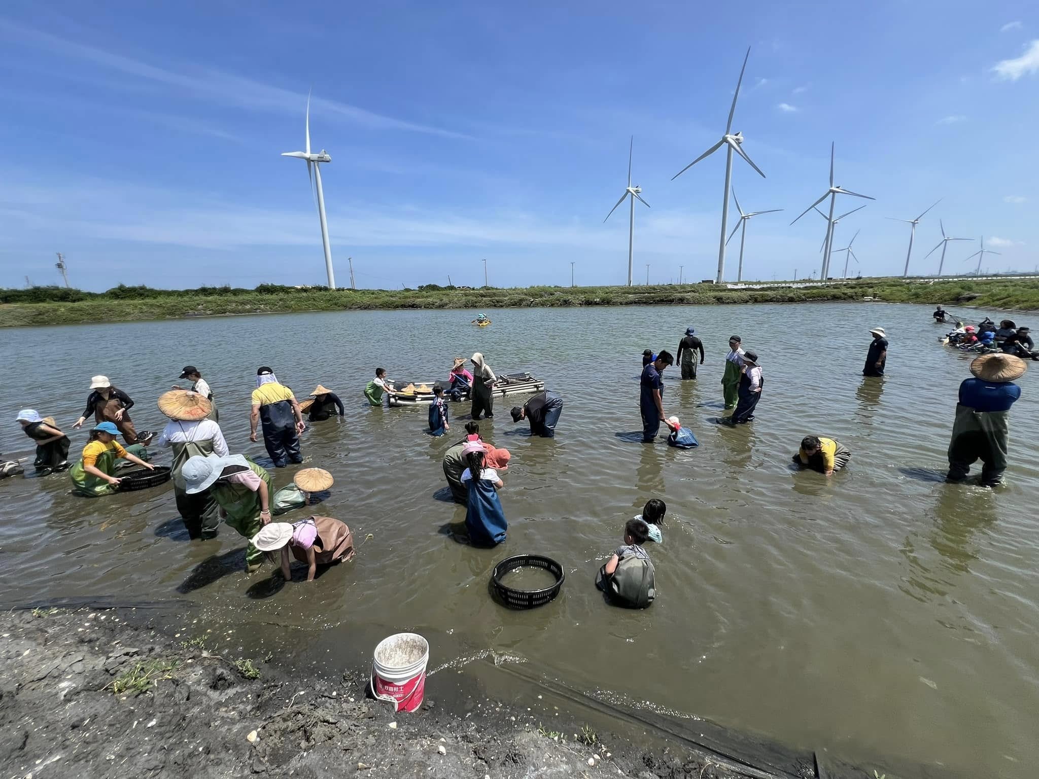 哈哈魚場-風力發電機-海邊