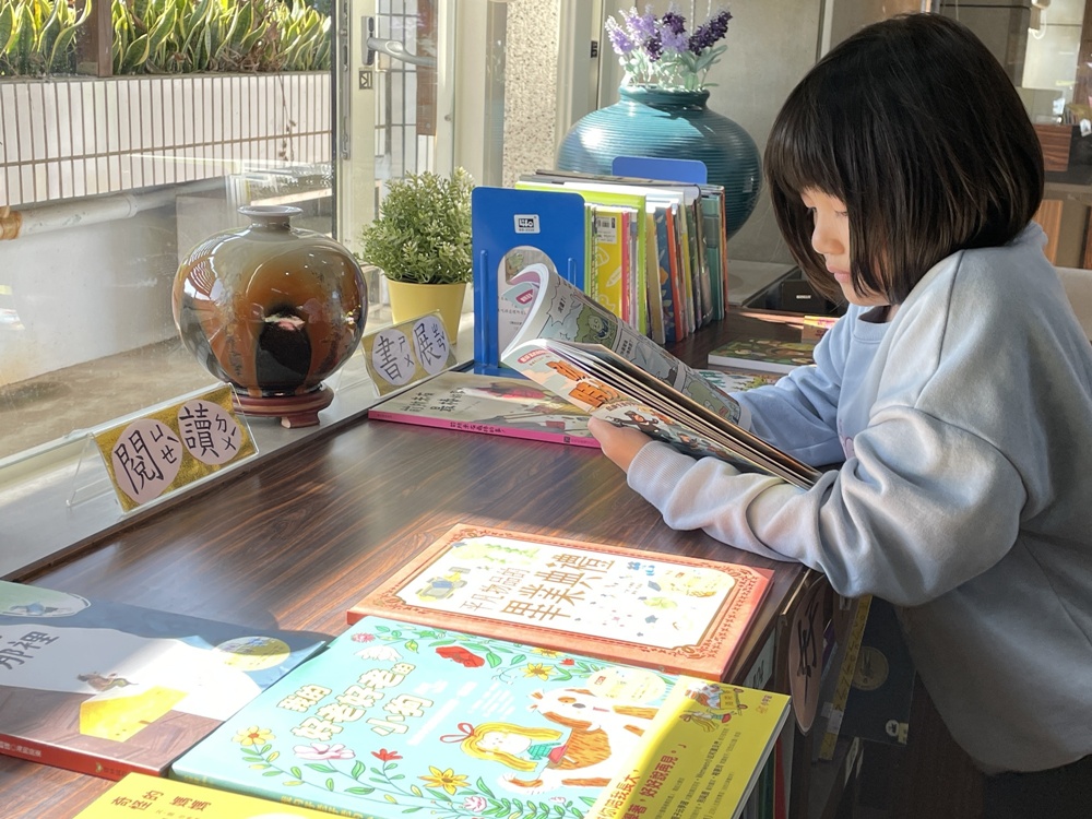 低年級小學生-看書-希望閱讀好書-羅儀修攝