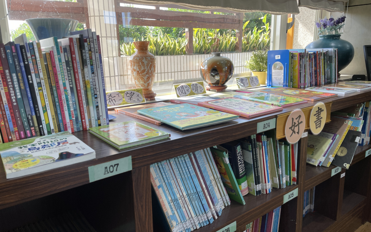 啟文圖書館-希望閱讀百本好書專區-羅儀修攝