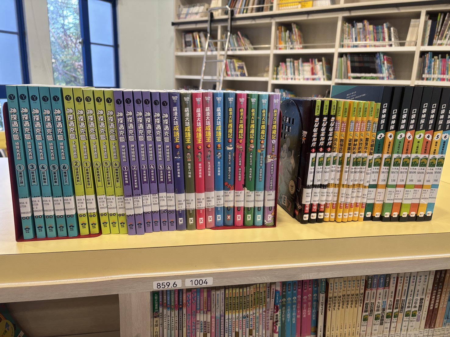 豐源國小圖書館-書櫃-蘇倩慧提供