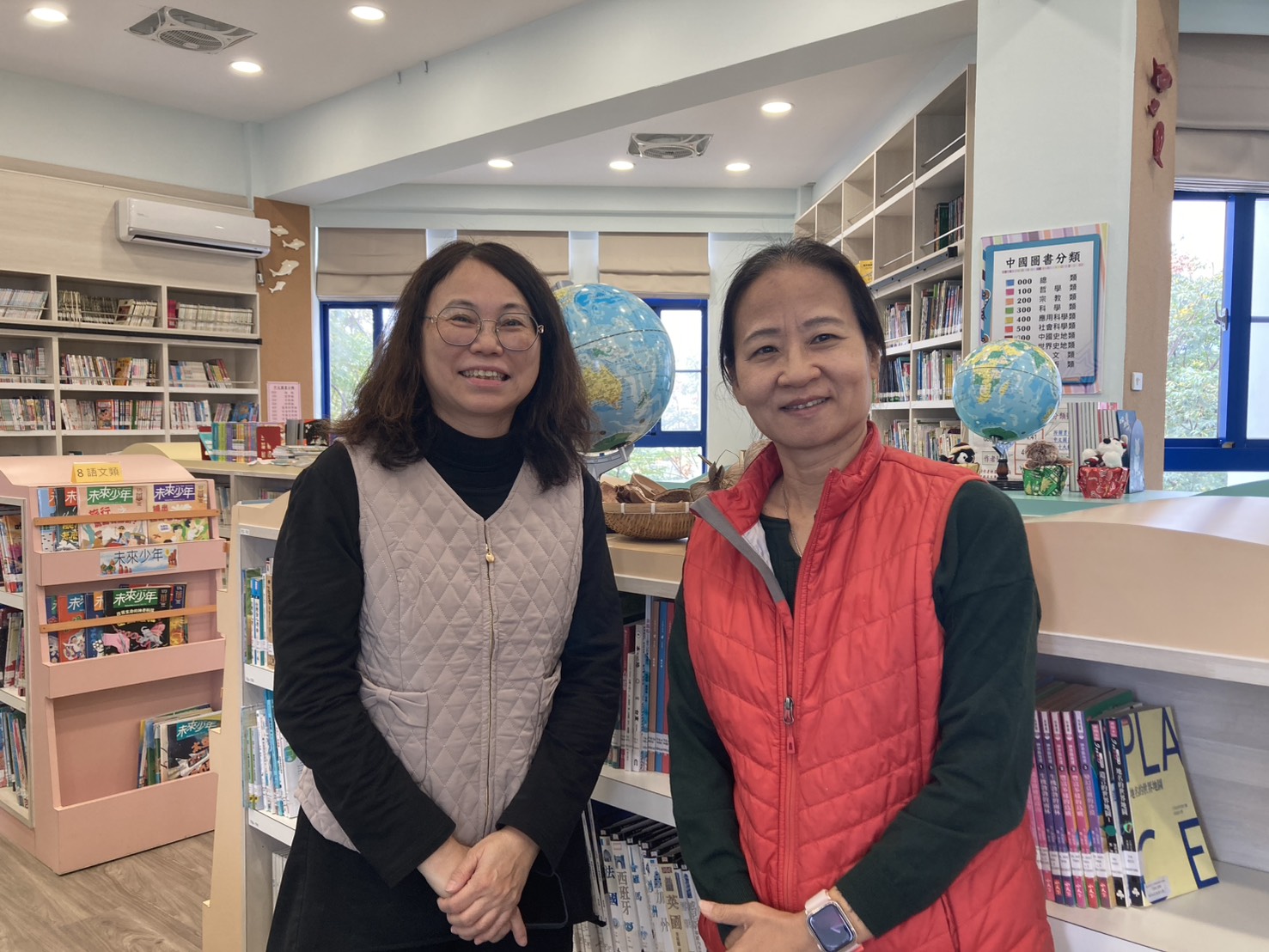 豐源國小圖書館-圖書志工-蘇倩慧-林瑩珊攝