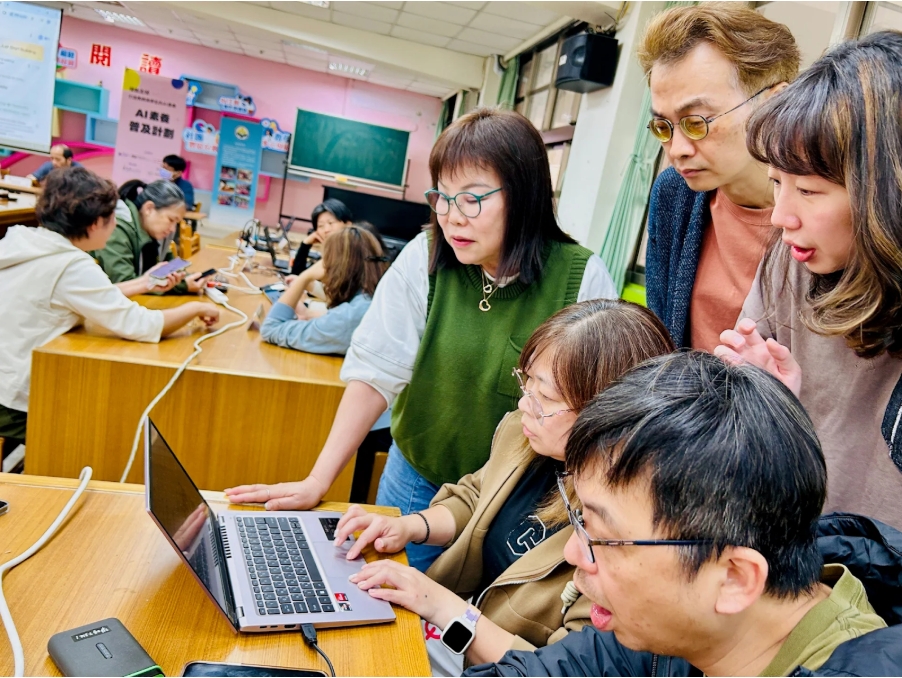 新北市教師討論如何運用全球Day of AI的台灣版本土化課程
