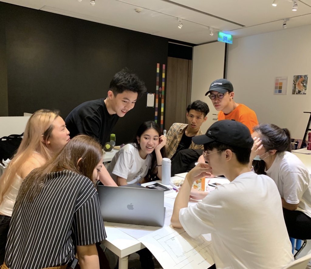在成發「策展」過程中,學生們密集討論,學習安排每位同學的展位與陳列方式、作品簡介文字格式、宣傳輸出品的形式等