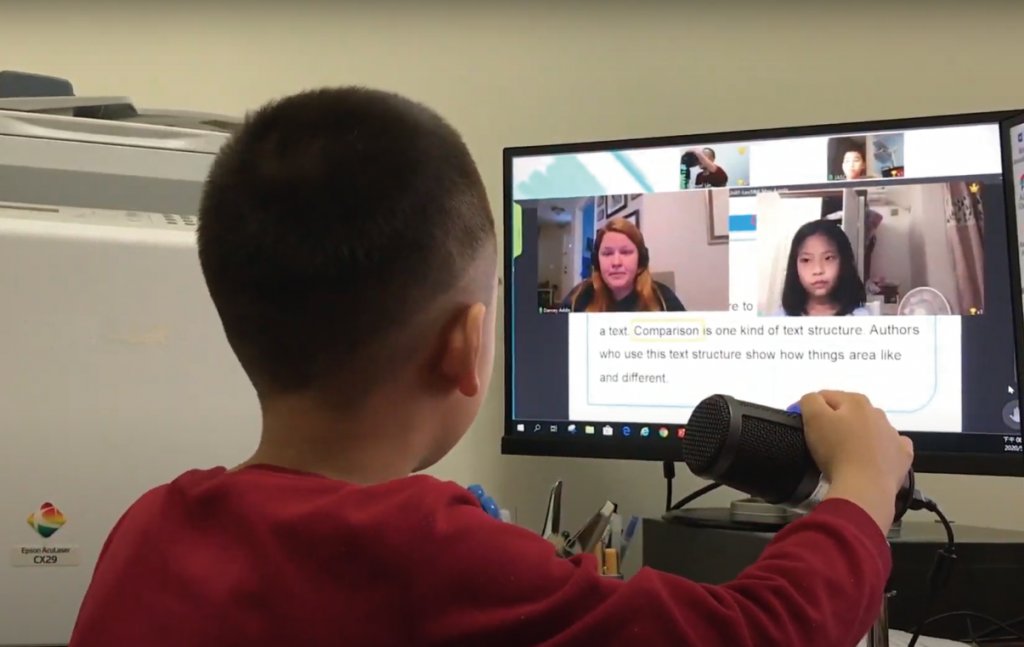 孩子與美國本地老師及學伴進行線上美語課程中
