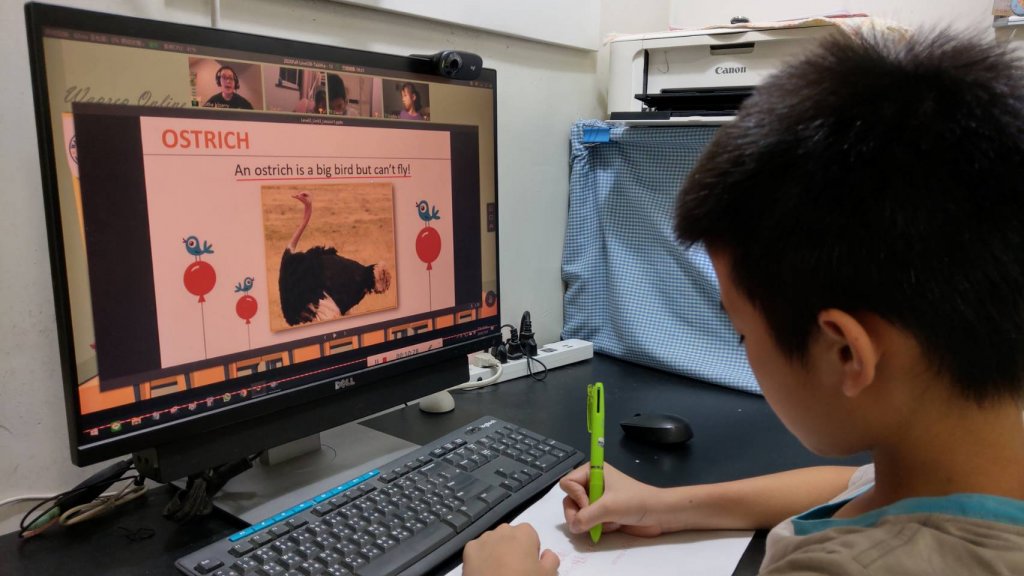 孩子於課後做美語讀寫練習