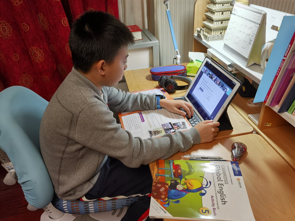 孩子於課後做美語讀寫練習