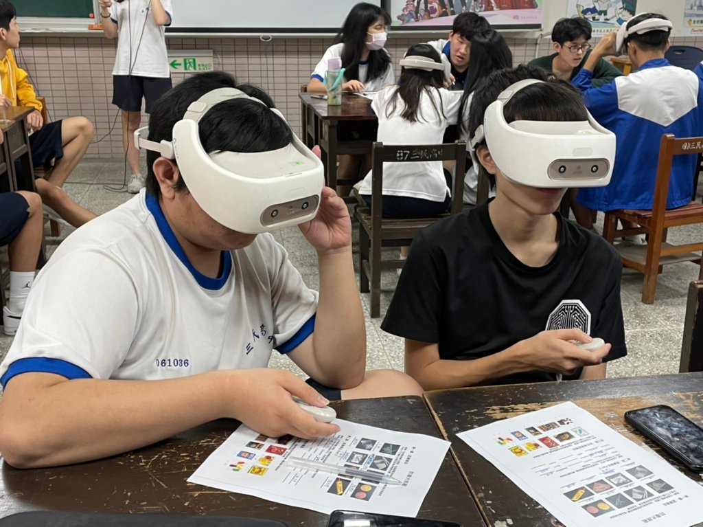 高雄市立三民高中學生戴起VIVE頭盔,體驗反毒衛教VR