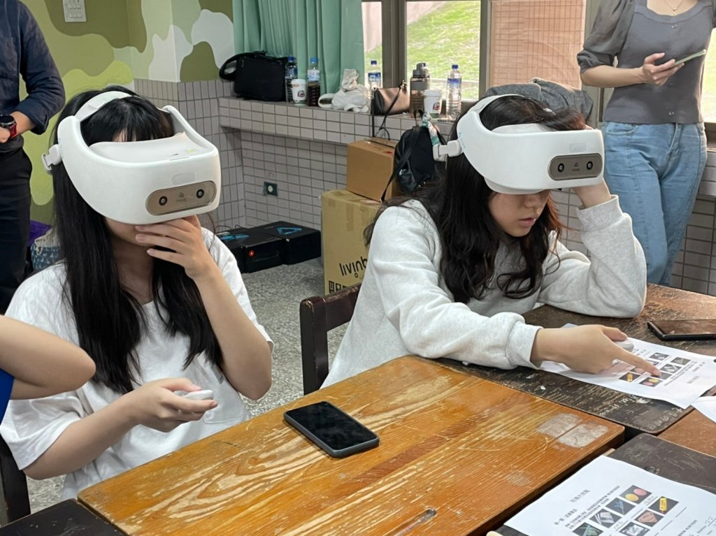 高雄市立三民高中學生戴起VIVE頭盔,體驗反毒衛教VR