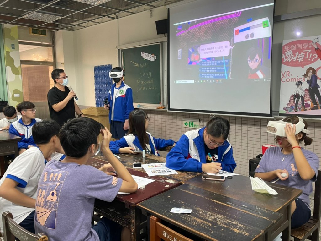 三民高中同學分享VR體驗過程,並透過電腦投影讓台下學生看見實境畫面