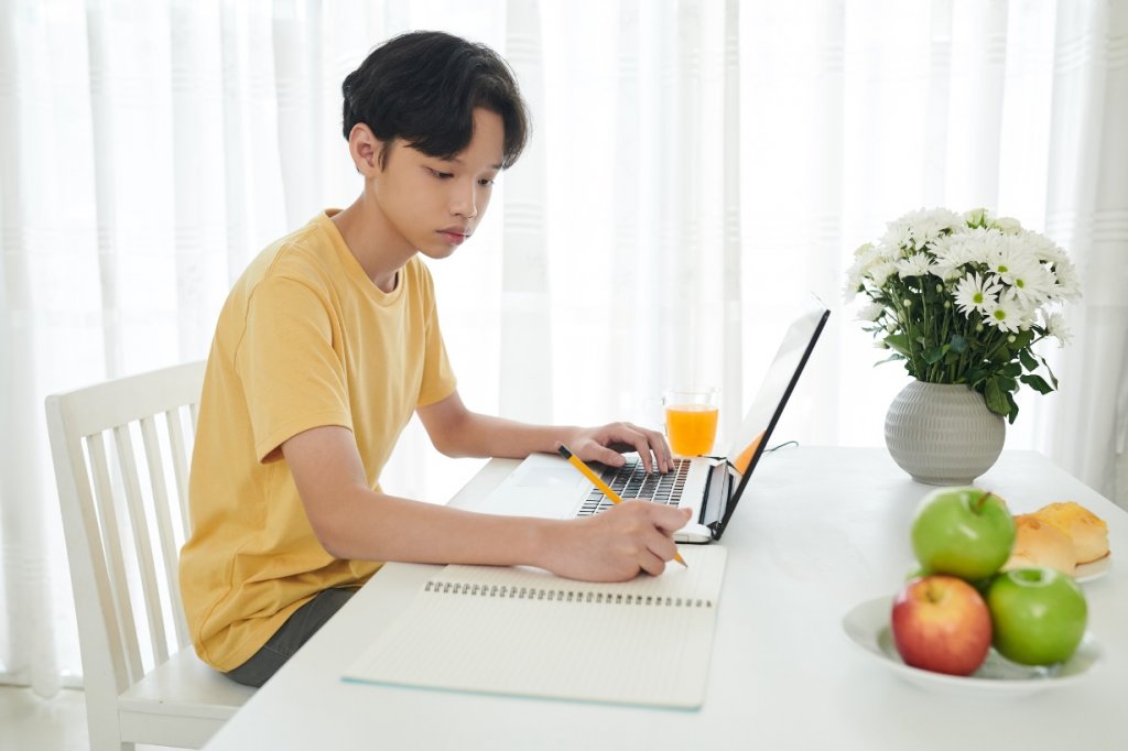 孩子才是教育的主角,用有學習的自主權,生活與學業才懂得自律(圖片畫面僅為示意,非當事人)