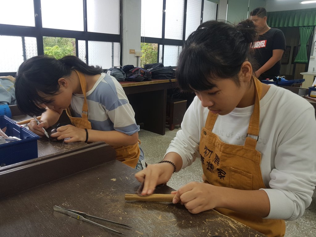 學校社團教室裡,學生使用鐵與木頭兩種材質拼接製作手工咖啡勺。圖為臺東縣初鹿國中-金雕木琢創意社。