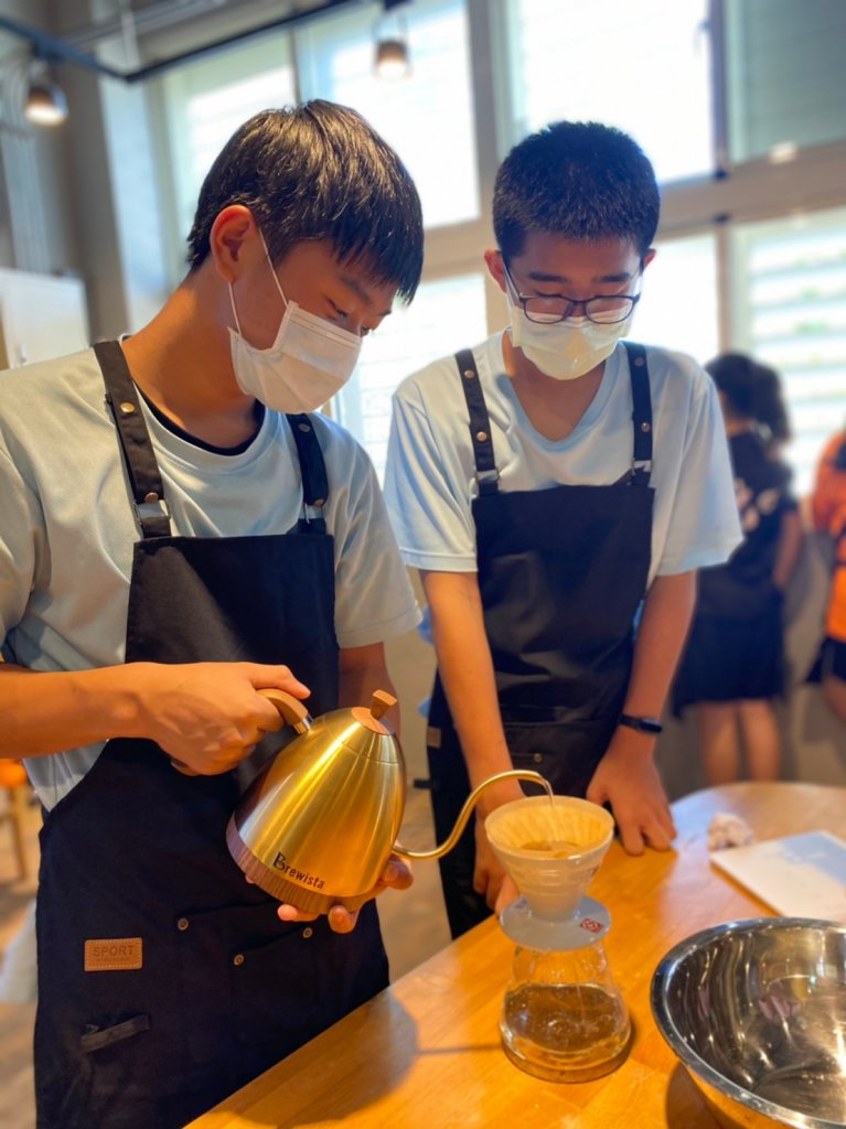 藉由當地生產咖啡原料的特點,新港國中發展「成功好咖」咖啡產業社團,並結合在地咖啡店家,讓學生累積實務經驗。