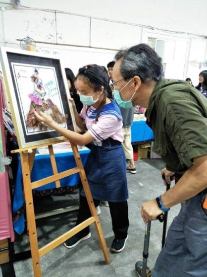 學生親自介紹作品的設計理念,展現自我認同肯定。/卑南國中提供。