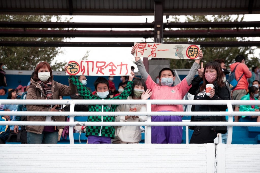 場邊的加油團非常賣力的幫選手加油。圖為:110年臺東縣中小學田徑對抗賽暨班際大隊接力複(決)賽。