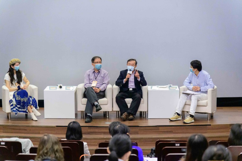 故宮博物院行銷業務處徐孝德處長 (右二) 幽默的希望老師和學生培養「走故宮等於走灶跤(廚房)」的習慣。其他與談者分別是國立台北教育大學數位科技設計學系林仁智教授(左二)、國教署Ecity新興科技推廣中心顏椀君老師(左一),主持人親子天下陳世耀副總經理(右一)。