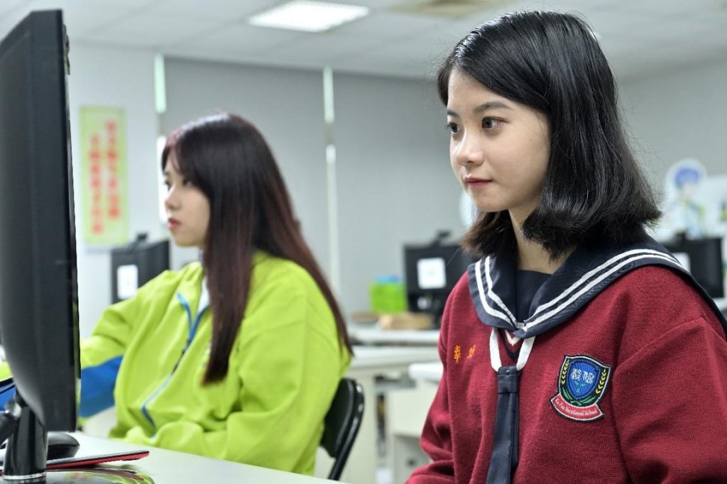 穀保家商蔡幸妤同學勇奪110學年度全國商科賽網頁設計職種金手獎第一名,該校已連續九年網頁設計職種獲獎率100%,近三年更誕生2名冠軍金手。