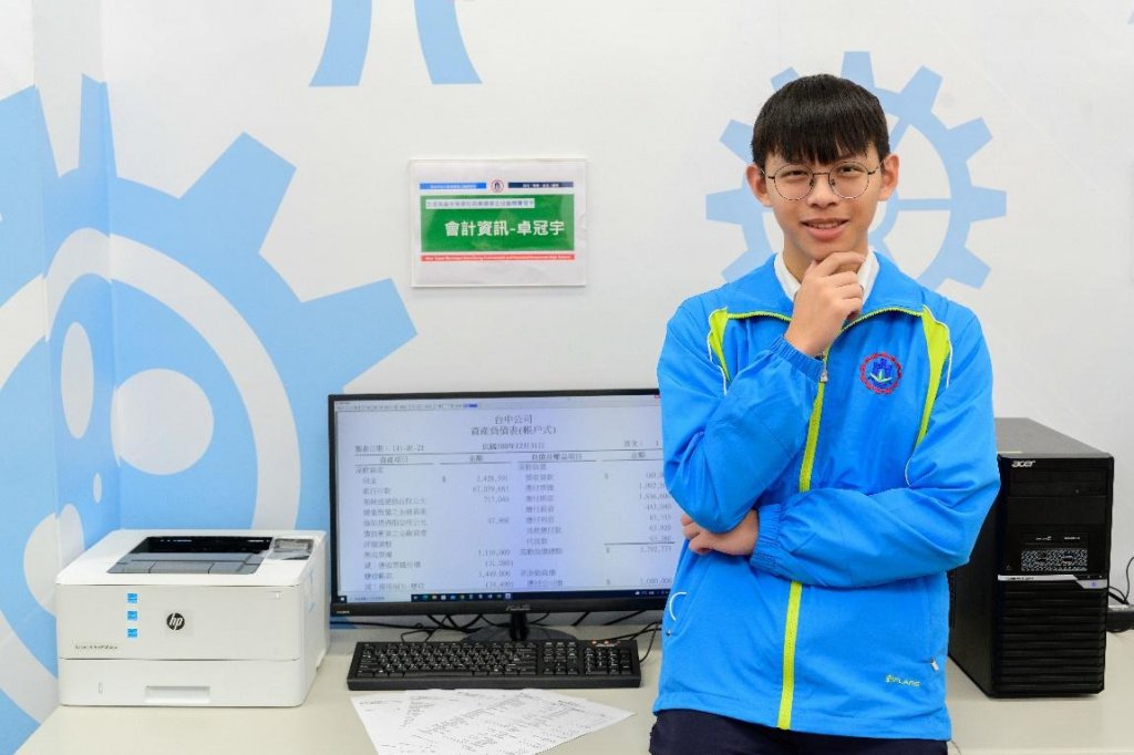 三重商工卓冠宇同學榮獲110學年度全國商科賽會計資訊職種金手獎第三名,該校是全國商科賽常勝軍,致力於培養學生專業力。