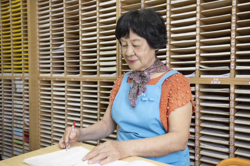 巫淑媓老師每日仔細批改孩子的教材,從中觀察孩子需要的幫助,給予合適的引導