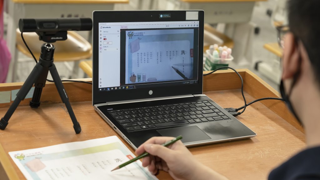 在實體教學及遠距教學同步並行時，好的遠距教學設備能讓老師授課壓力大幅減少，也能提高學生學習專注力。