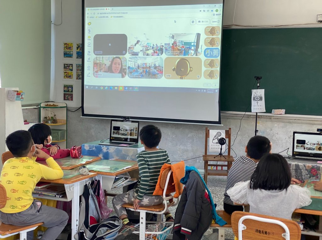 二年級數學課線上授課，學生專注聆聽。／臺東縣政府教育處提供。