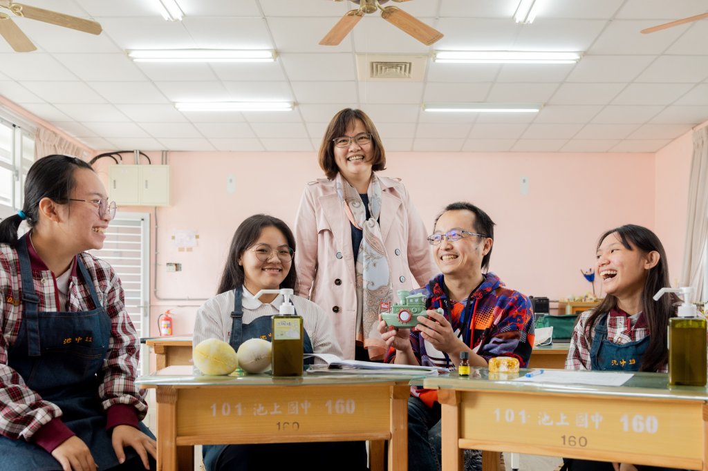 創業社團讓課業缺乏興趣的學生願意回到學校上課。圖為池上國中蘇意媛校長(中)、詹永名主任(右二)與學生。