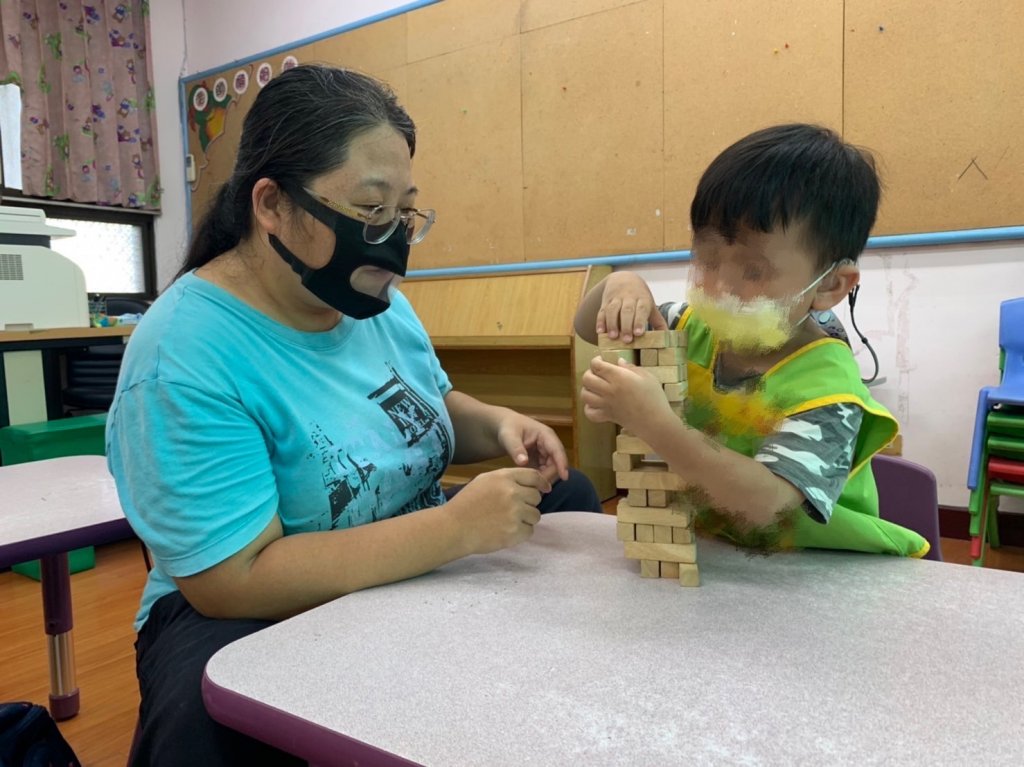 防疫期間婷鳳老師(左)特意準備透明口罩,讓聽損的孩子也可以讀唇語。/臺東縣政府教育處提供。
