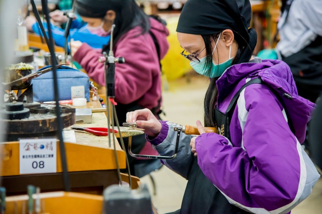 「珠寶金工班」學生上課操作，認真鑽研精進專業技術