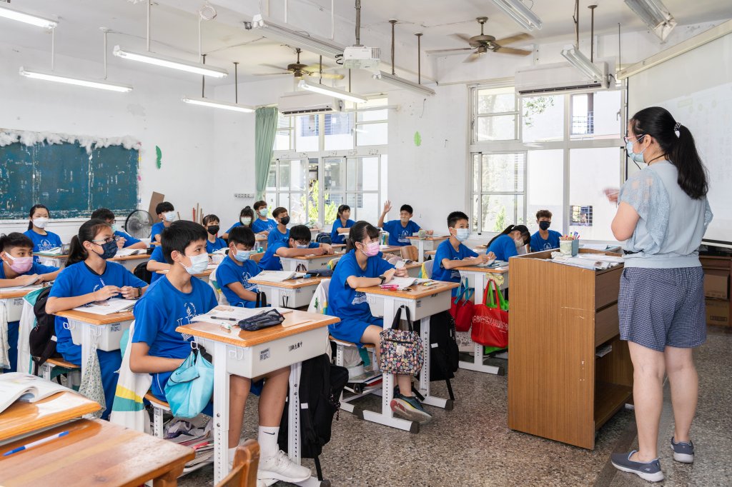 從護脊書包到調整式課桌椅,讓孩子能夠健康成長;班班有冷氣提供學生舒適學習的環境。/台東縣教育處提供。