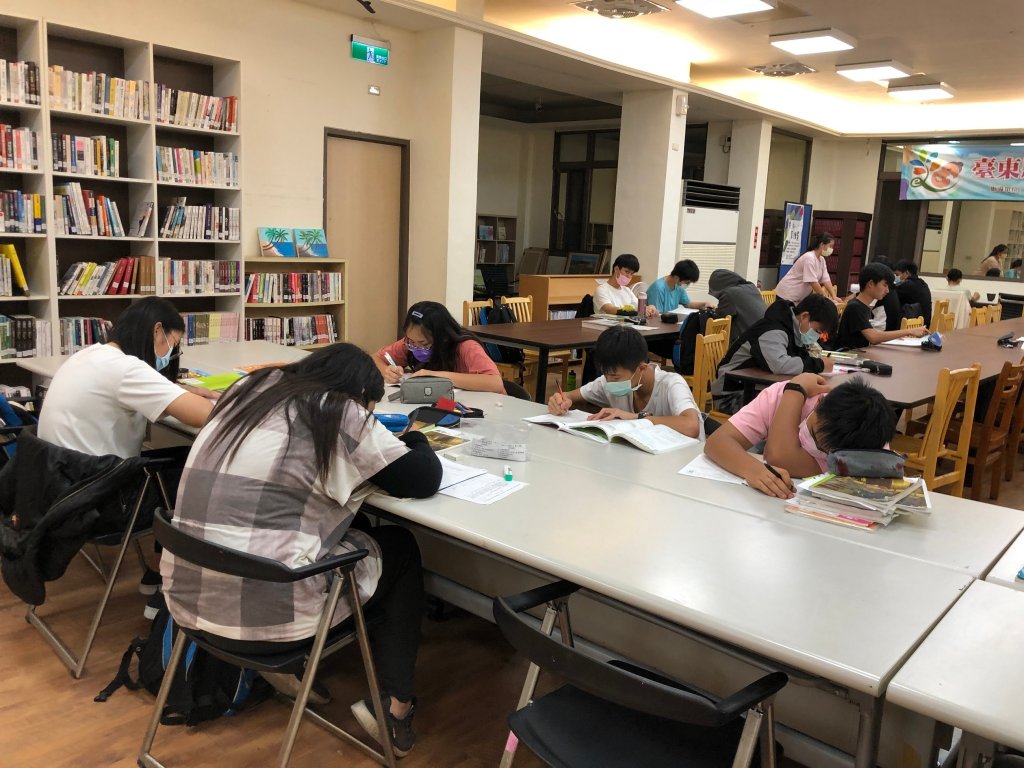 最近幾年,池上國中的老師也徵求學生意願,在圖書館內協助複習數學、英語或社會等科目,一至兩小時不等,不影響其他想自修的學生。/池上國中提供。