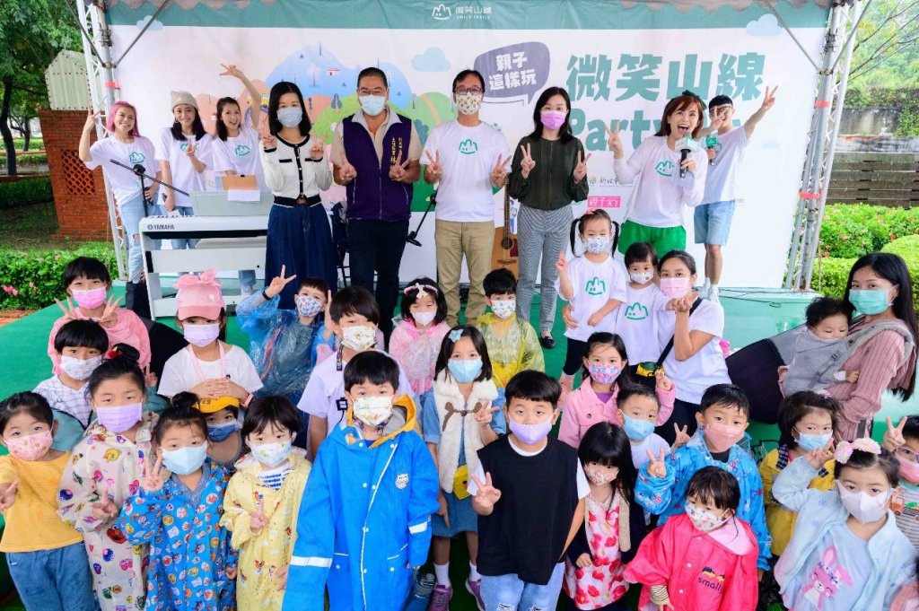 微笑山線Party Day大合照。左起親子天下媒體產品事業群總經理游玉雪、新北市鶯歌區公所主任秘書林烱丞、新北市政府觀光旅遊局局長楊宗珉、新北市立鶯歌陶瓷博物館館長張啟文。