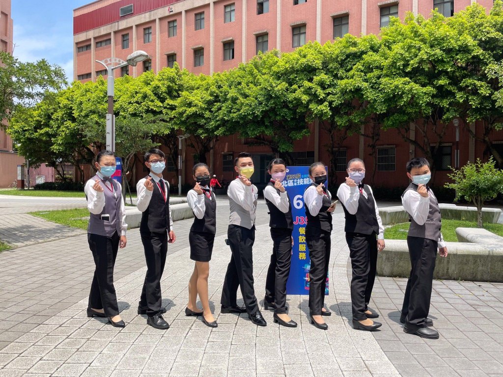 淡水商工培訓的青少年組選手於比賽前合照，包辦餐飲服務全國前五，展現適性發展的優異成績
