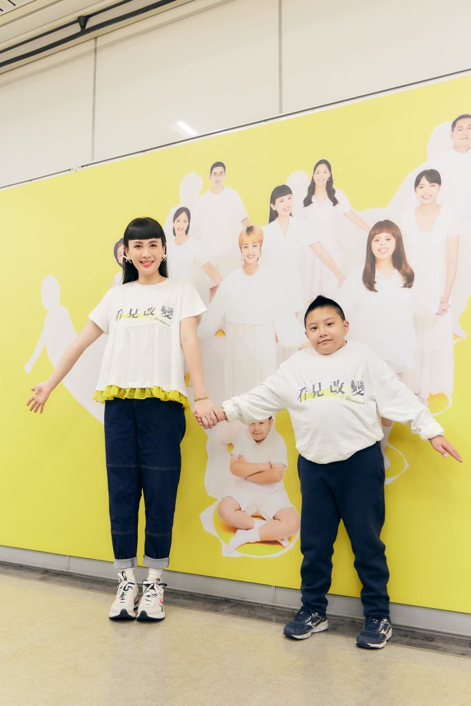 愛心大使魏如萱手牽罕病顱顏溫馨看展
