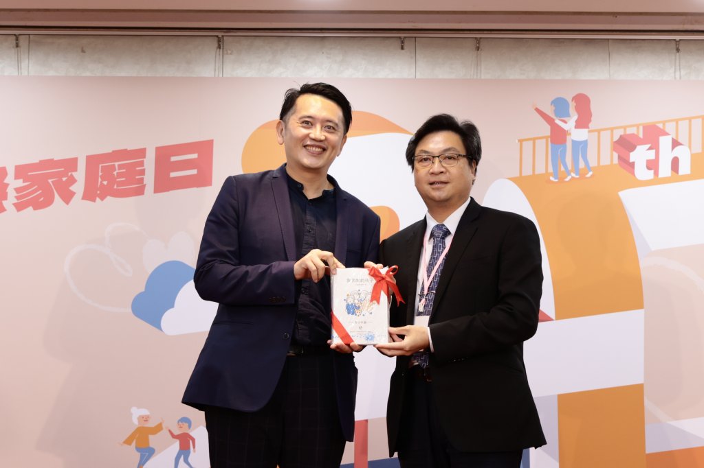 教育部廖主秘贈送套書給宣傳大使澤爸