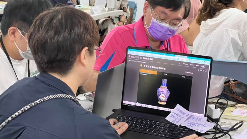 參加增能工作坊的老師們，專注地聆聽講師分享，也仔細地觀察藏在這只花瓶裡的祕密。