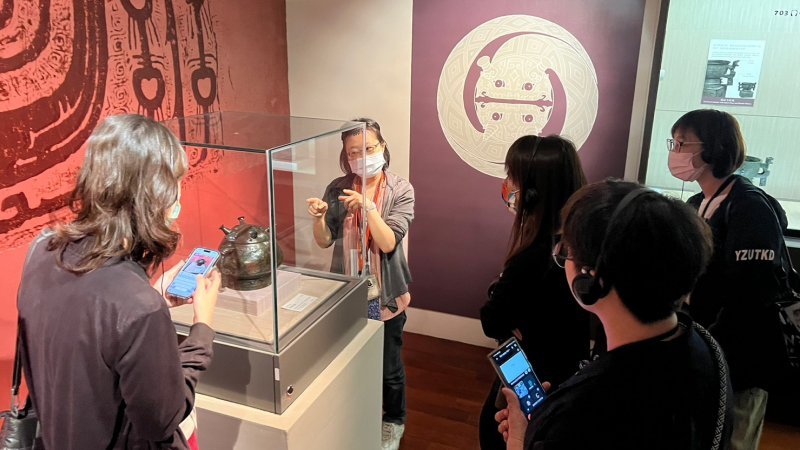 老師們在資深志工的導覽下，細賞故宮文物之美，為創新教案提供許多靈感。