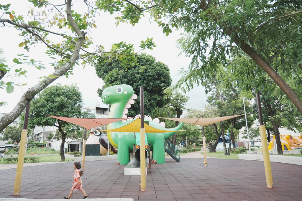 屏東恐龍景點-勝利動物溜滑梯公園