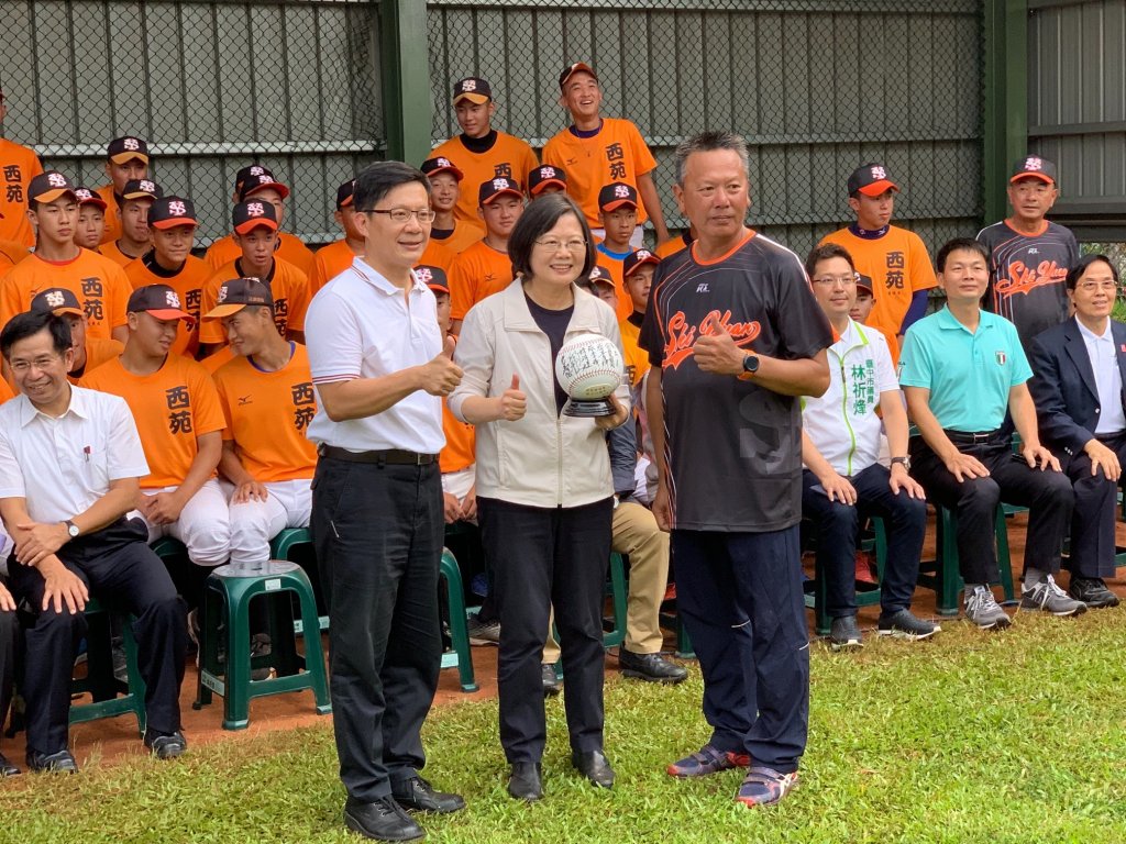 成立西苑棒球隊,向蔡總統簡報並爭取球場改善。