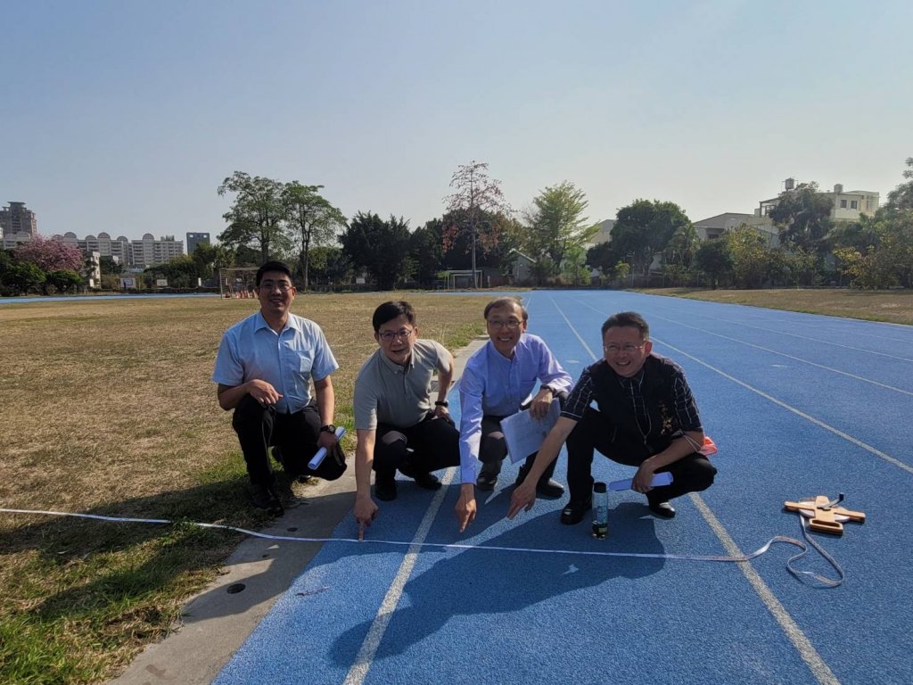 孩子需要友善的運動環境,經過張廖萬堅委員努力陳情,目前全國各級學校所有操場跑道都已更新。